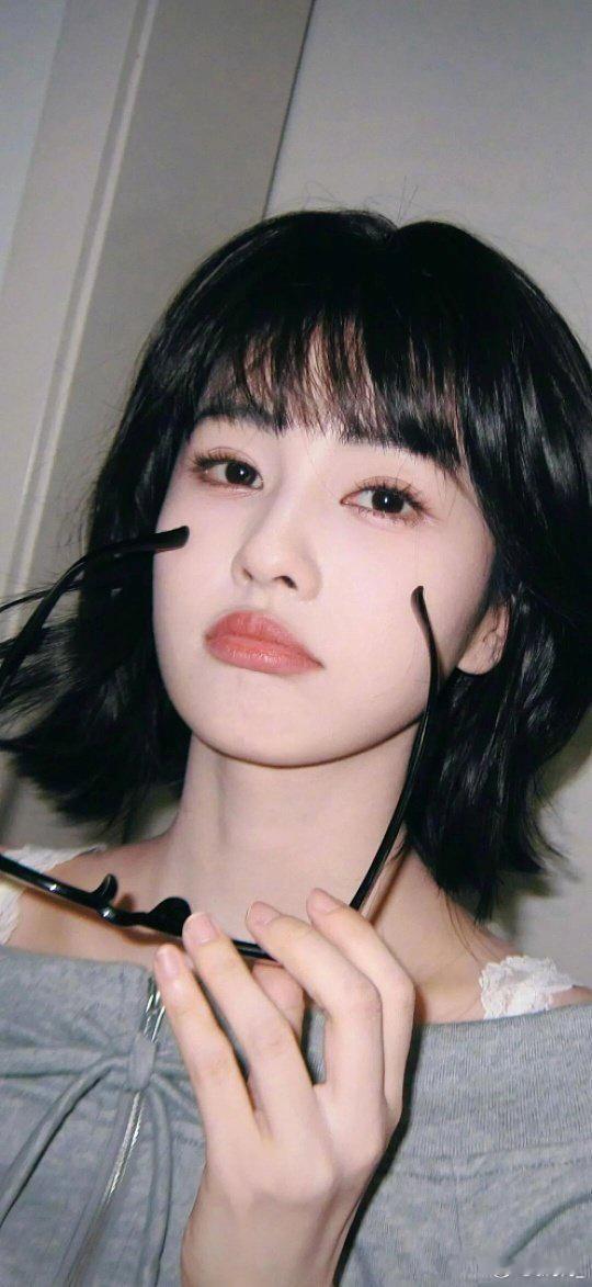 白鹿短发港风女郎 这就是我心里的港风女神吧！红色针织背心太吸睛了，搭配牛仔裤随性