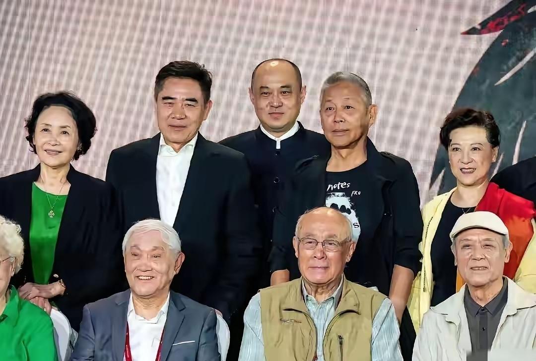 这张珍藏老合照藏着大半演艺圈回忆！后排右侧一眼认出王馥荔，岁月难掩温婉大气，气韵