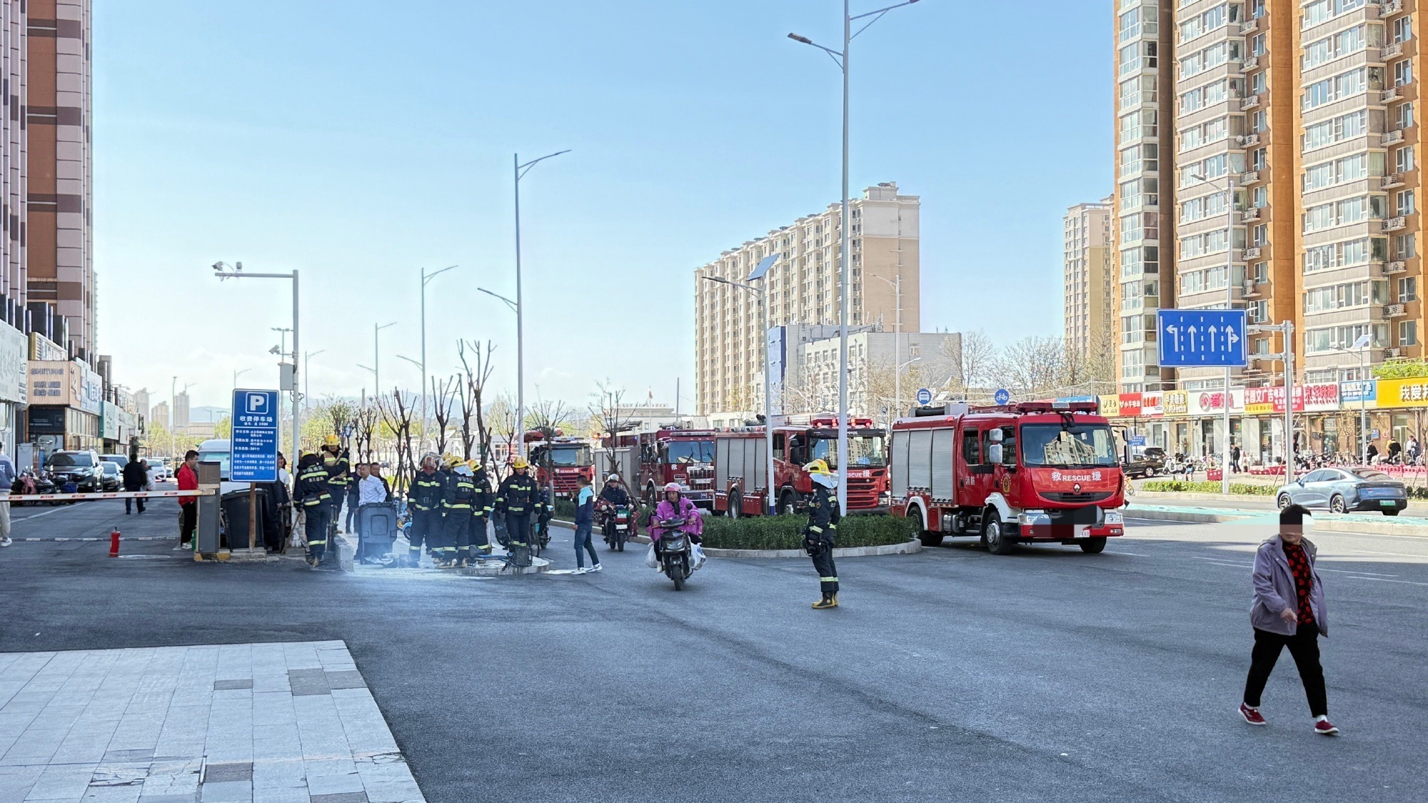 小区门口有个电瓶着火了，来了四辆消防车🚒 