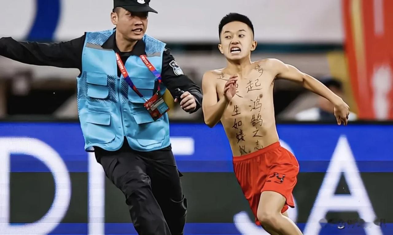 万万没想到，国足1:3不敌日本，这场输球，一个无知少年球迷成为了背锅侠，在比赛上
