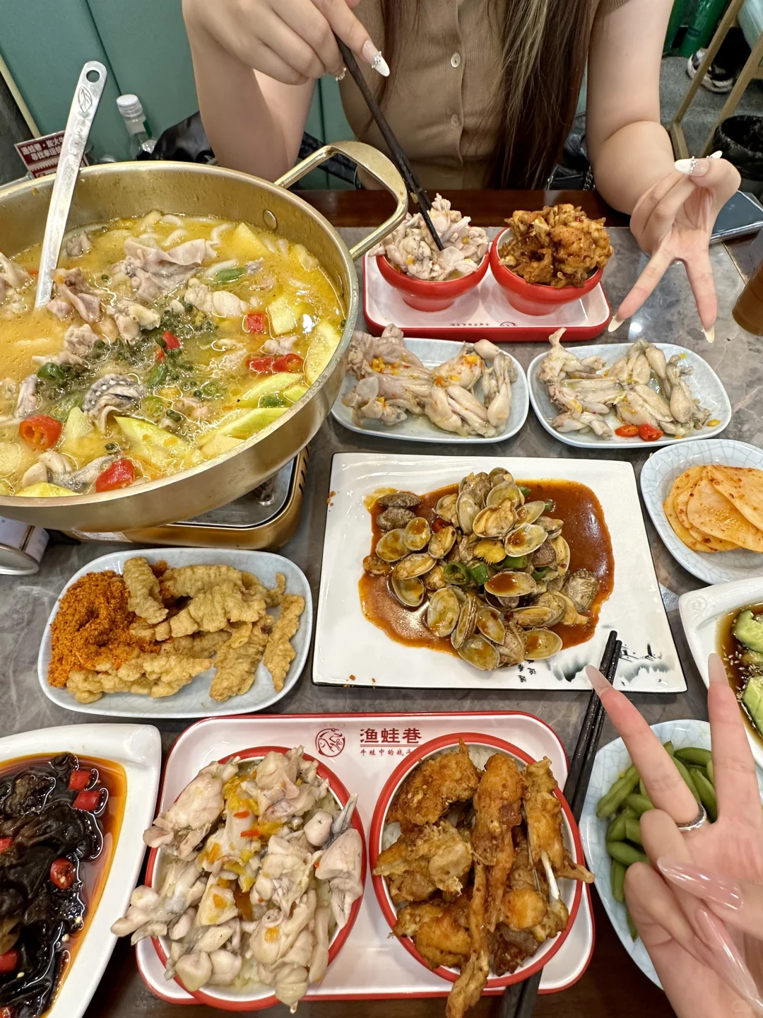 和朋友会反复来吃的牛蛙小店。。苏州