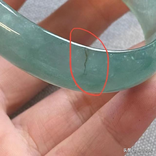 新疆乌鲁木齐，女子在玉器店看中一只价值百万的手镯，店员提醒她不要拿托架，要拿手镯