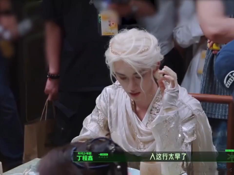 金靖夸丁程鑫有哥哥范儿丁程鑫说入行太早了金靖精准夸赞丁程鑫自带靠谱哥哥气场，完全