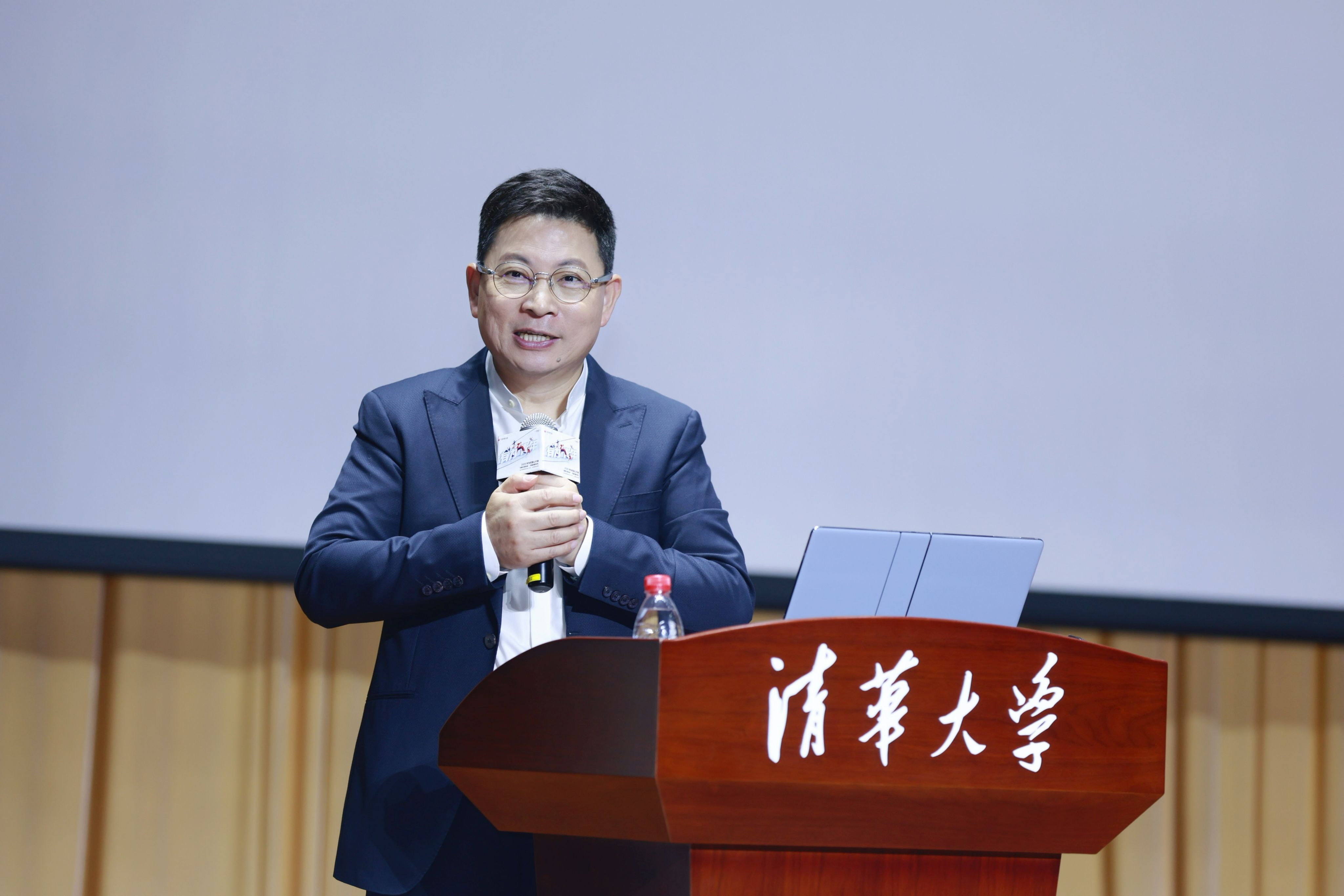余承东回清华母校演讲 给大家解读鸿蒙的“黑科技”密码！这次产学研联动，让学子们近