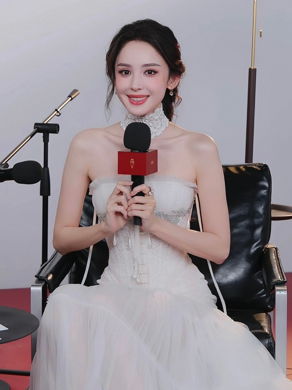 娜扎薄纱礼服黑切白 谁懂这个反差！娜‮薄扎‬纱礼‮尽服‬显柔美风情，和新剧里冷冽