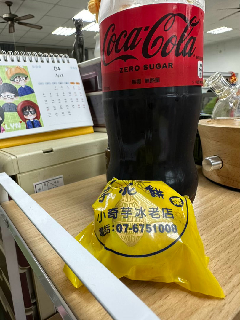 每日一餐分享最近的下午茶標配、甜點加無糖可樂，今天在可樂加些檸檬汁，變身檸檬可樂
