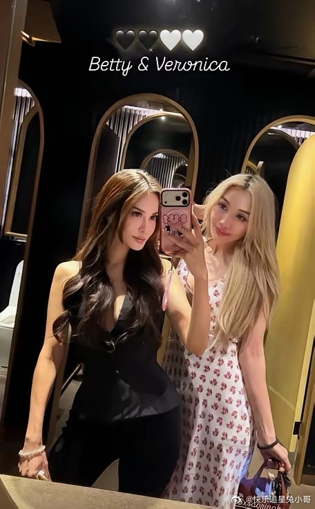 何超盈与林心儿的聚会合照，两人的关系看起来很不错呀！ 