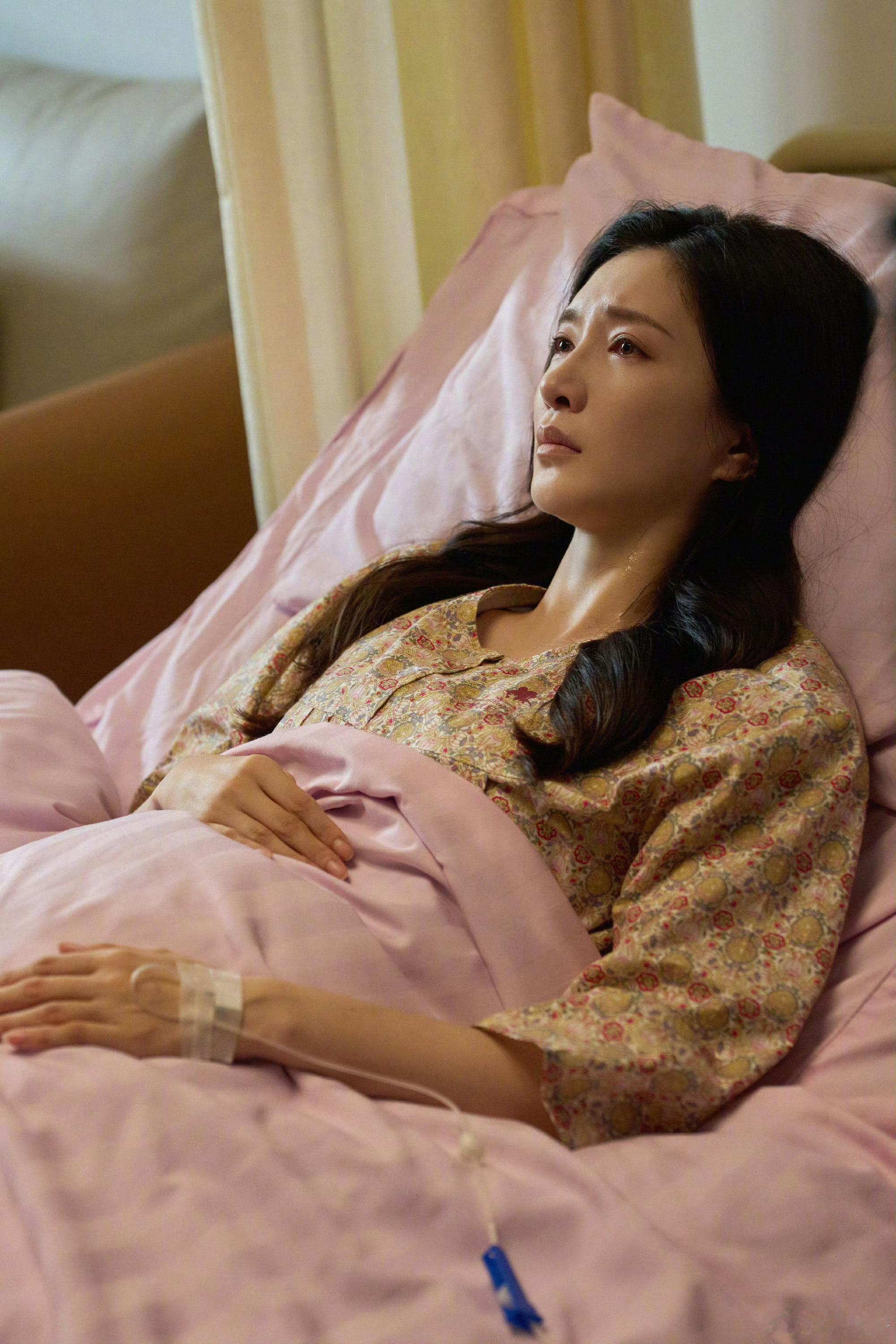 江疏影长文告别阿妹读完江疏影告别阿妹的长文心里五味杂陈，没人懂她背后的窘迫与煎熬