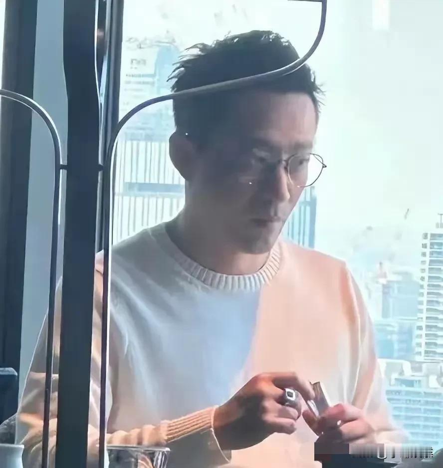 汪小菲做法特别奇怪！带着女儿去吃饭，一副不开心的模样。他的新媳妇小梅一身名牌花费
