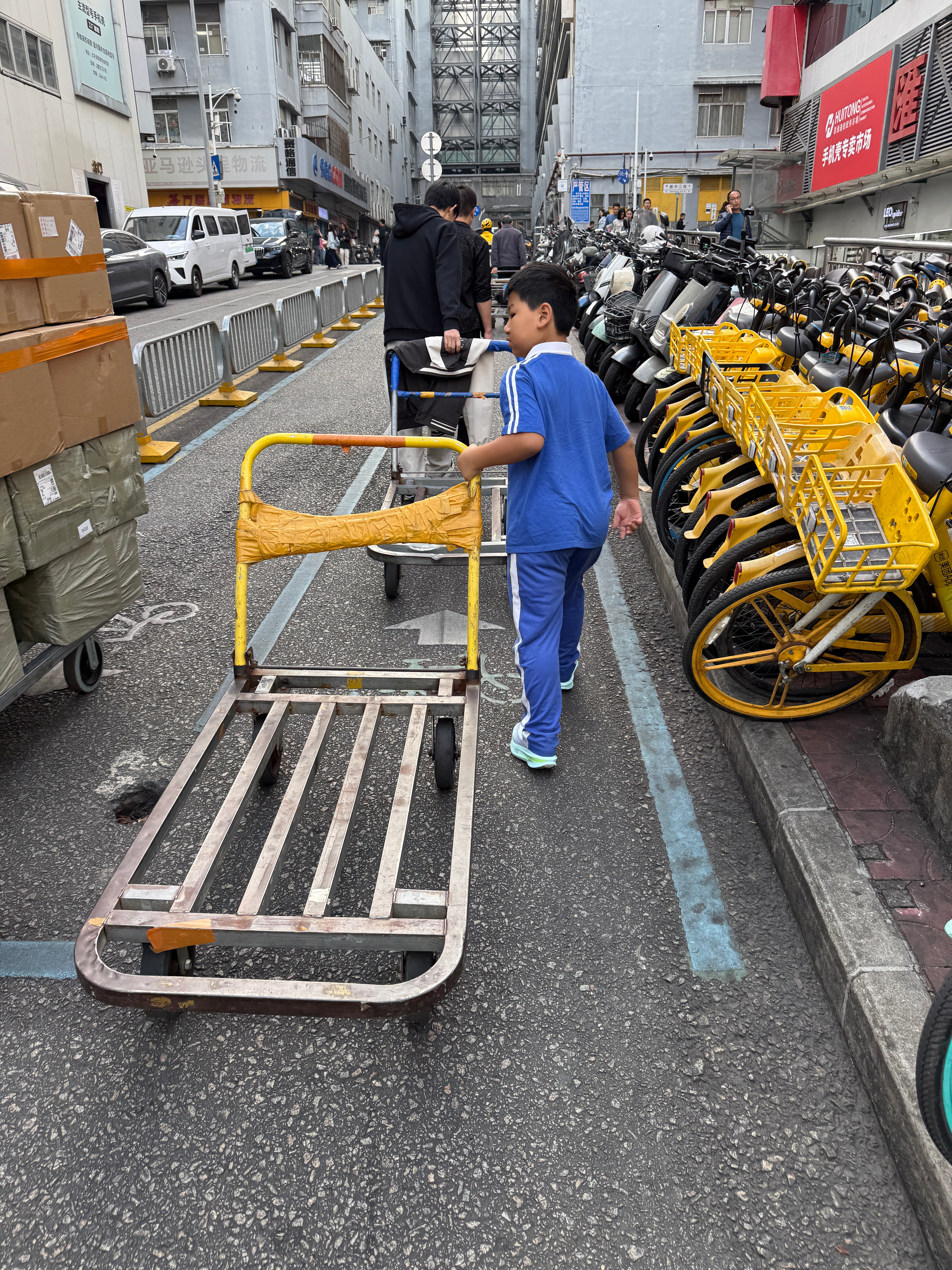 深圳华强北好盛行手推车文化 哪哪哪都能看到手推车～还是太有商业活力了