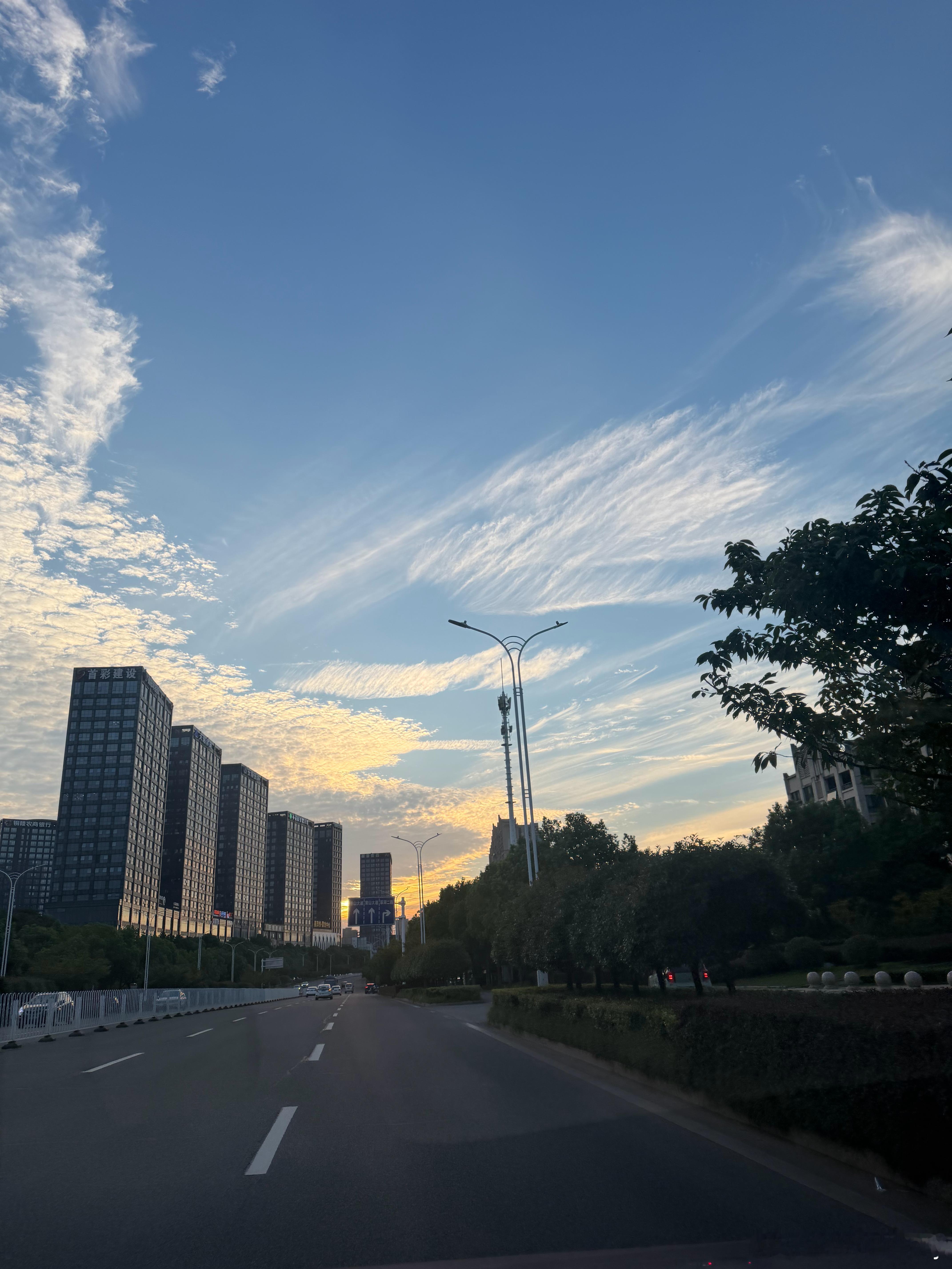 黄昏是温柔的过渡，褪去白天的匆忙，允许自己慢下来。看晚霞消散，感受人间烟火，平凡