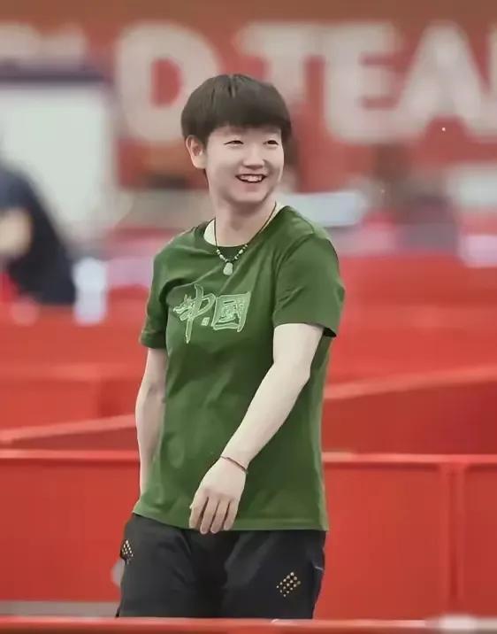 你敢相信吗？莎莎的时尚感简直逆天！

第一，青春活力，像个高中生！
第二，绿色衣