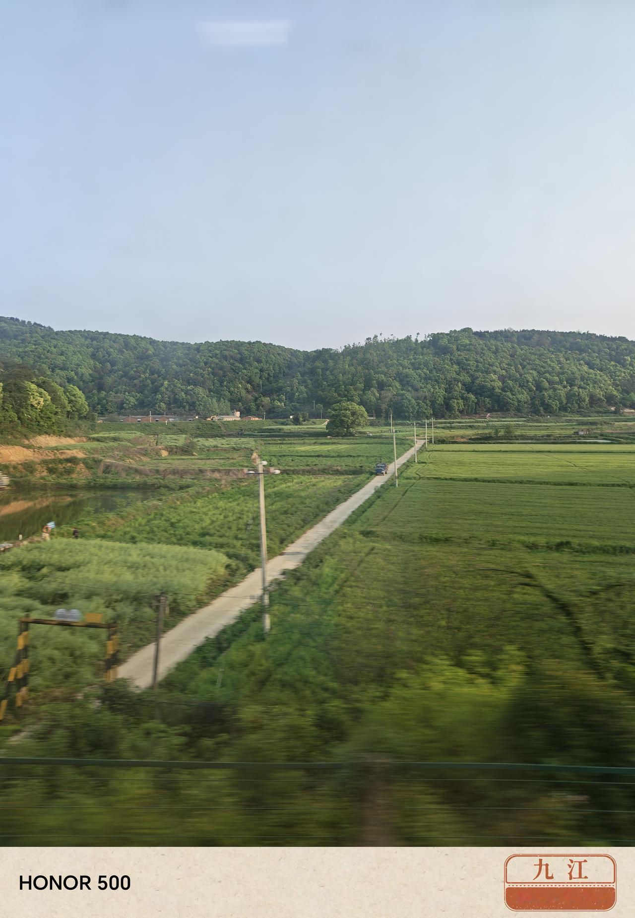 2026.4.18 星期六
一路西行，去陕西！
坐在绿皮车上，看窗外一路的嫩绿，