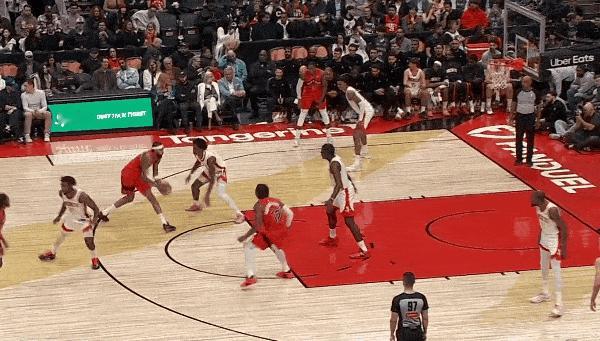 无惧阿门！英格拉姆这球真像杜兰特！
在今天NBA常规赛猛龙对阵火箭的第二节比赛中