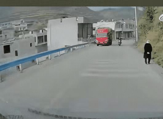 这起交通事故真是太诡异了，也不知道摩托车司机究竟出了什么问题，突然侧翻在大货车轮
