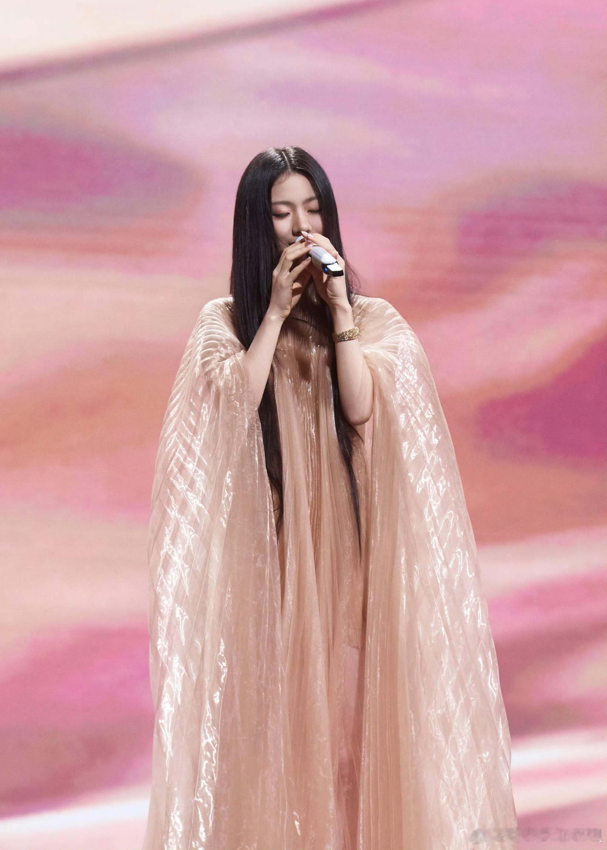 单依纯新歌LAVA上线 单依纯全新单曲给到听众很多新鲜感，歌词立意很有深度，抛开