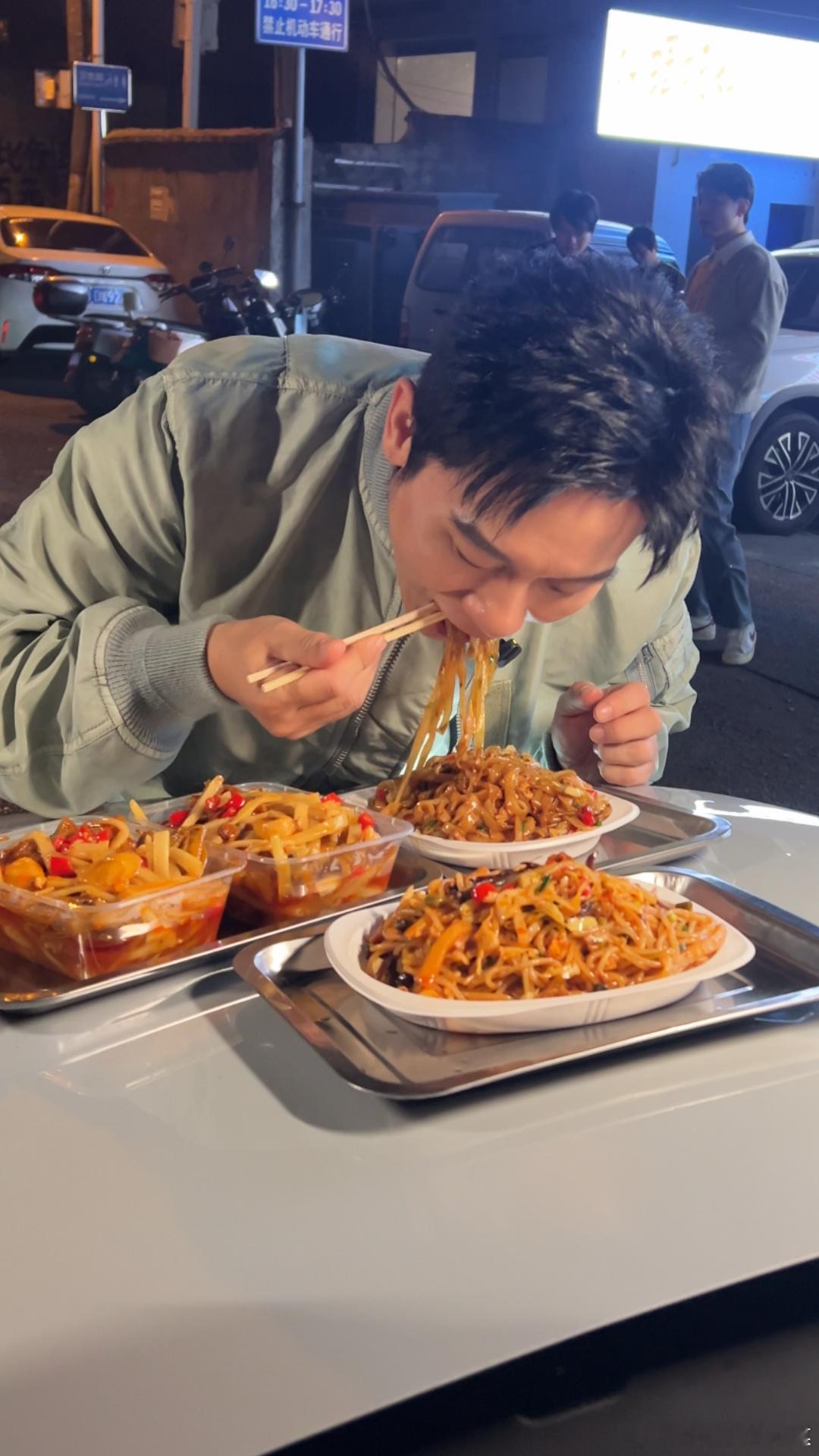 柳州偶遇李晨吃螺蛳粉 在柳州遇到李晨，居然是他在螺蛳粉店“暴露”吃货本色！一边吃