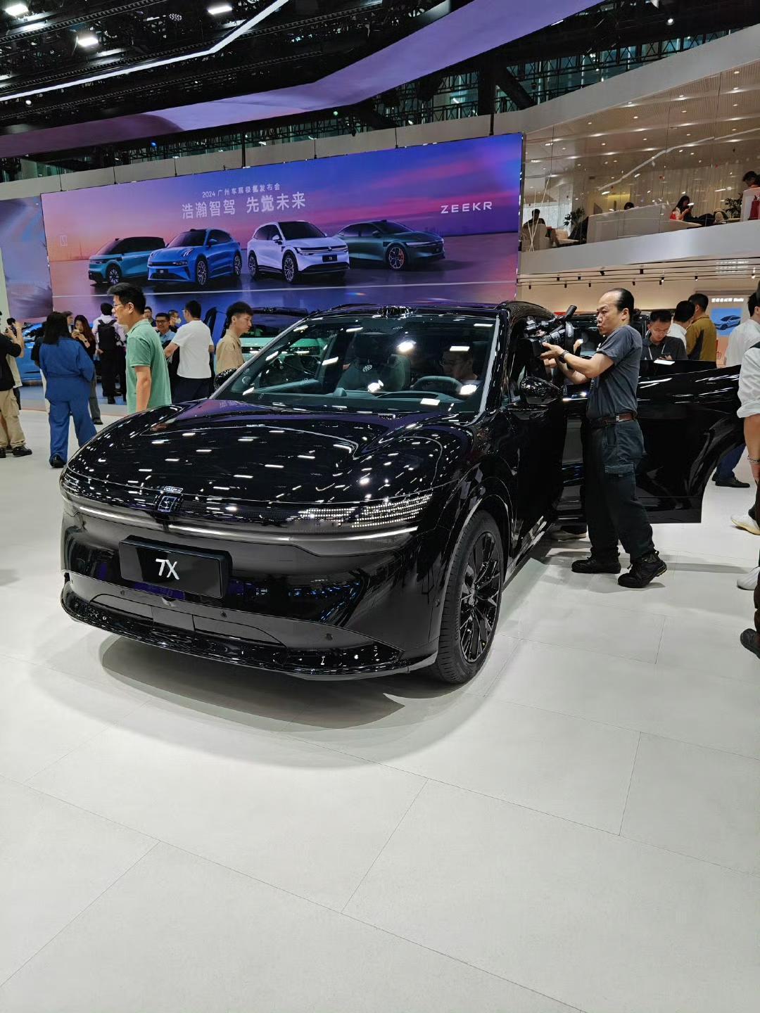 极氪7X 7月销量5705辆，
极氪7X 8月销量5606辆，
极氪7X 9月销