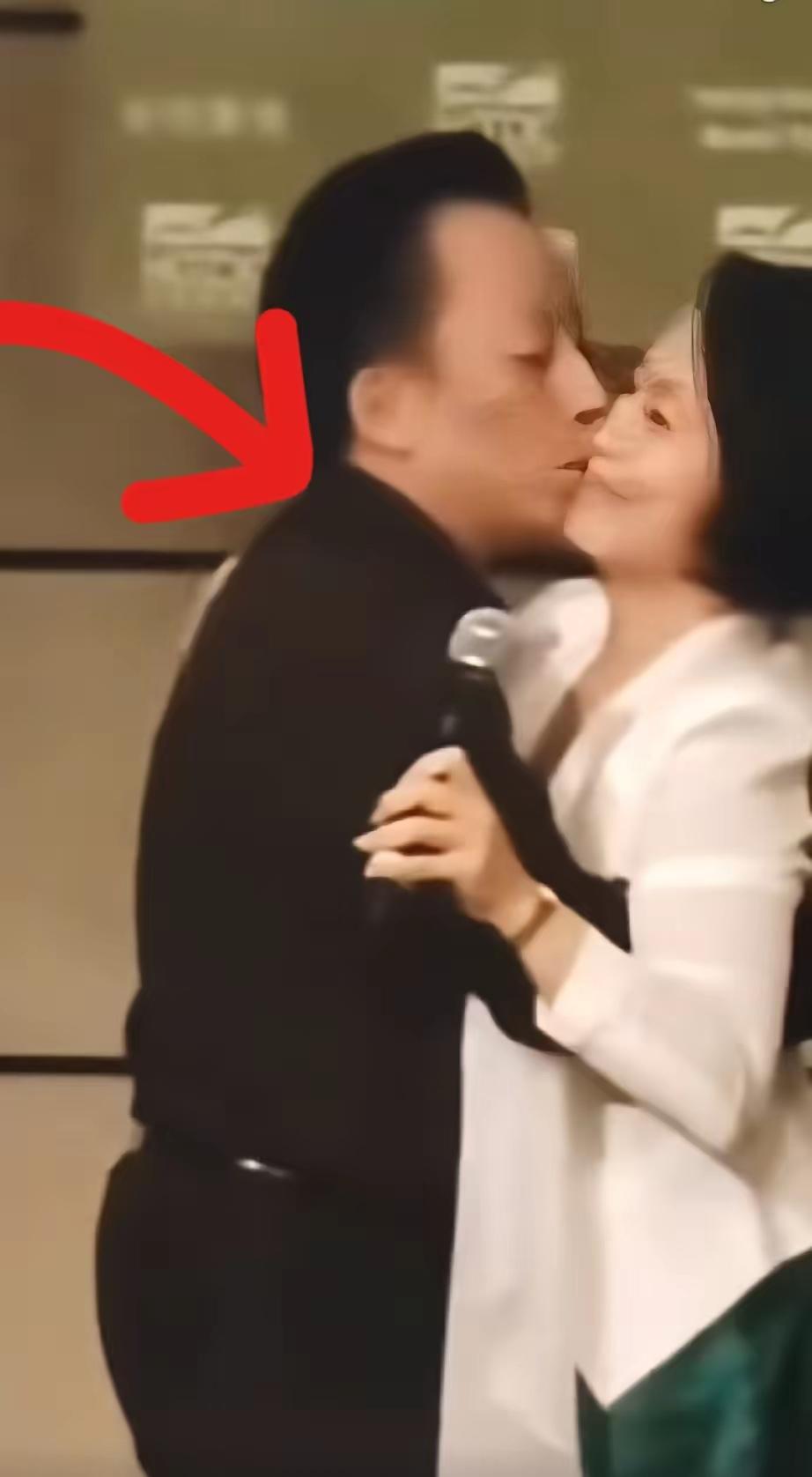 易中天亲吻女主持人，这是中国的礼节吗？女主持人是谁？