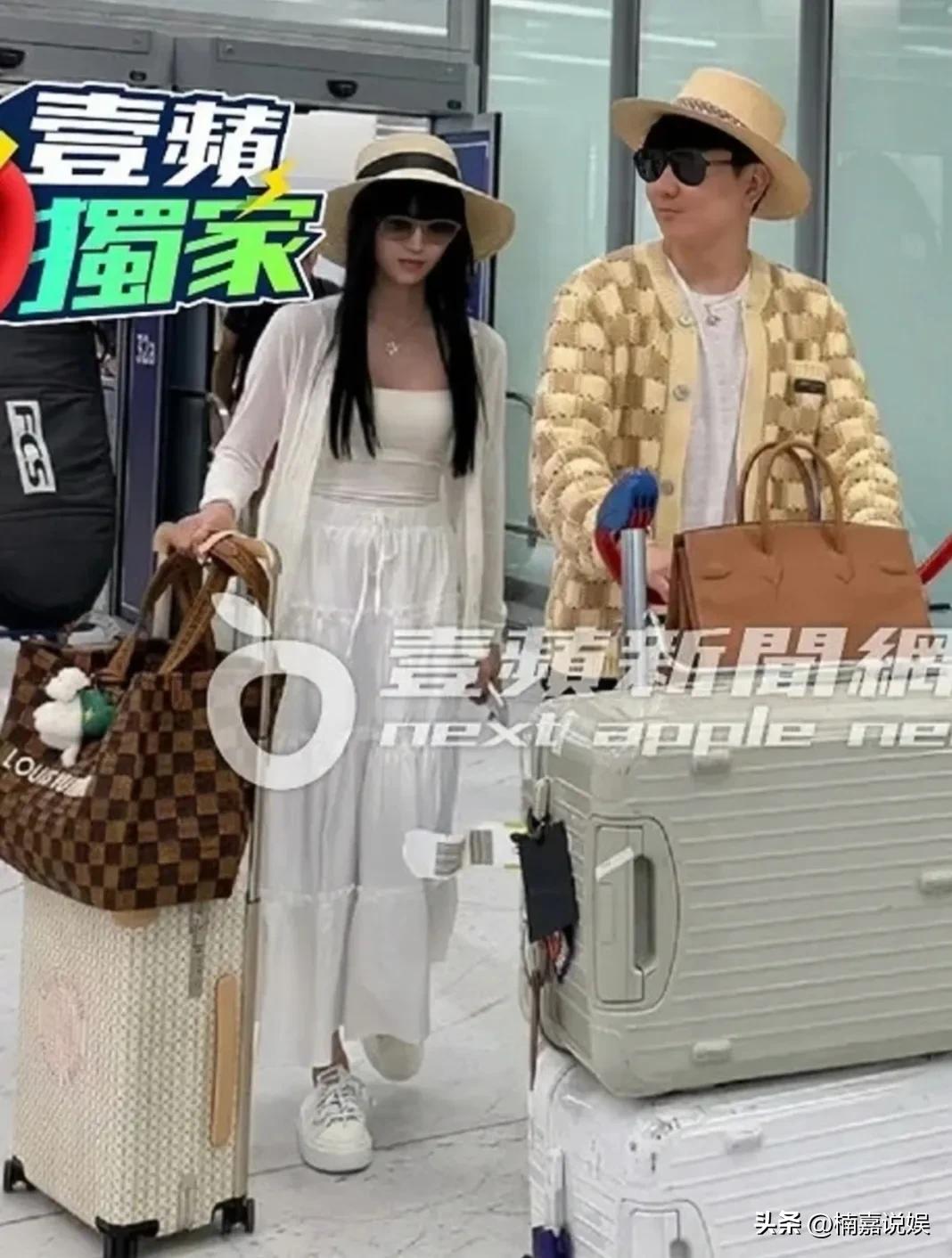 林俊杰和女友七七，又一起秀恩爱了。
他们俩被台媒拍到，出发游巴黎。
女友七七穿着