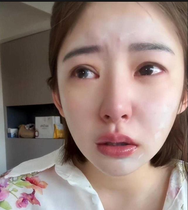 黄一鸣的目的达到了
不是说她想要嫁入王家
也不是说她想要再回到王思聪身边，而是她