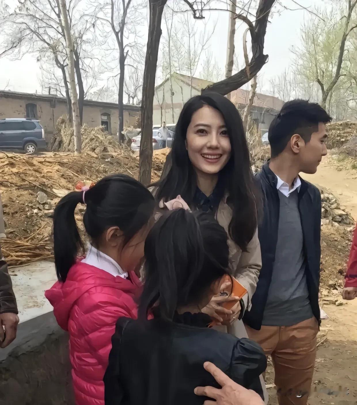 明星高圆圆回老家的照太美了，原相机还可以这么好看，那就是真美女，愣是没发现旁边的