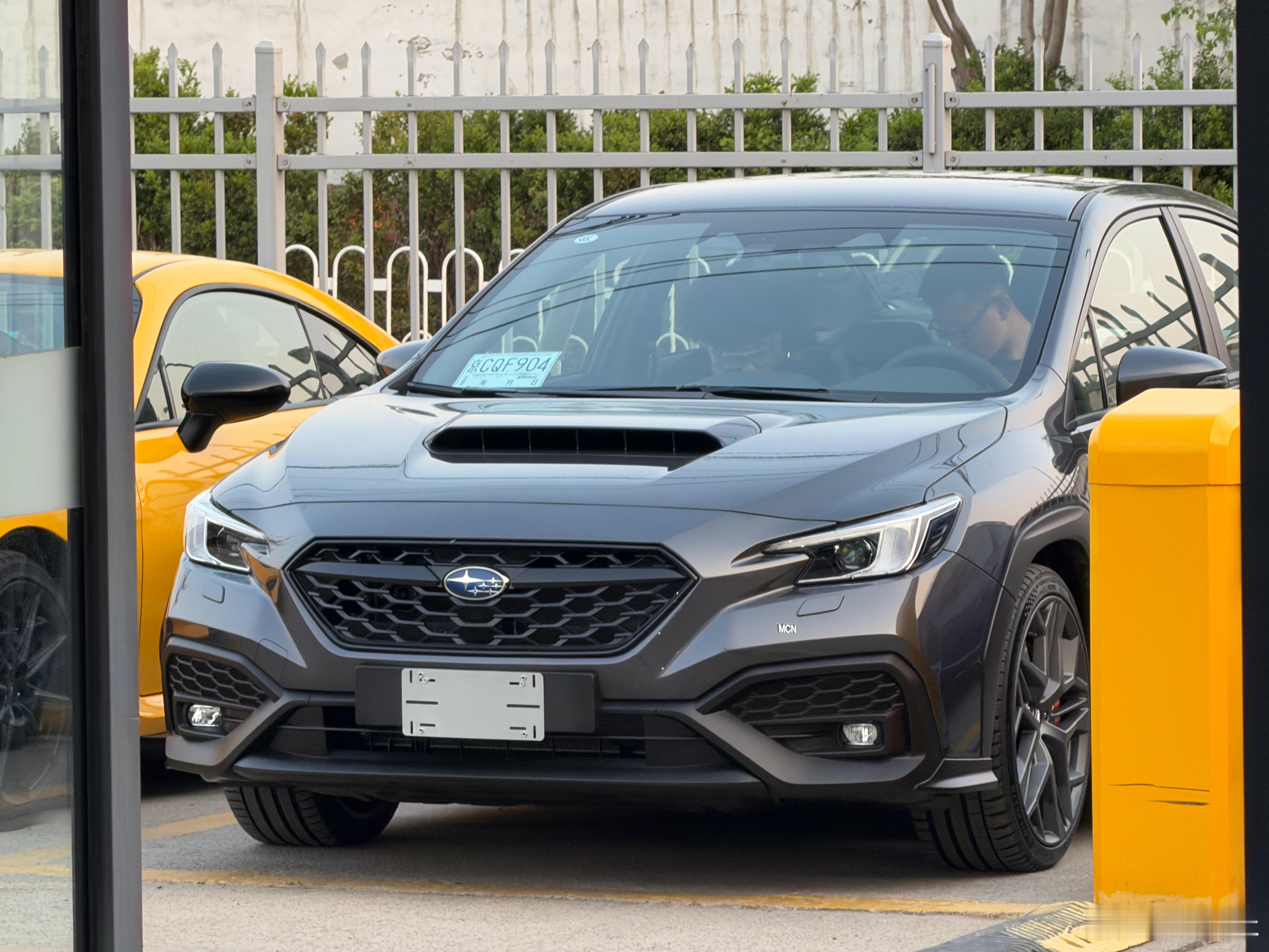 这两位高中生小伙子坐车里鼓捣俩小时了，看得出来是真喜欢，不知道吸引他们的到底是大