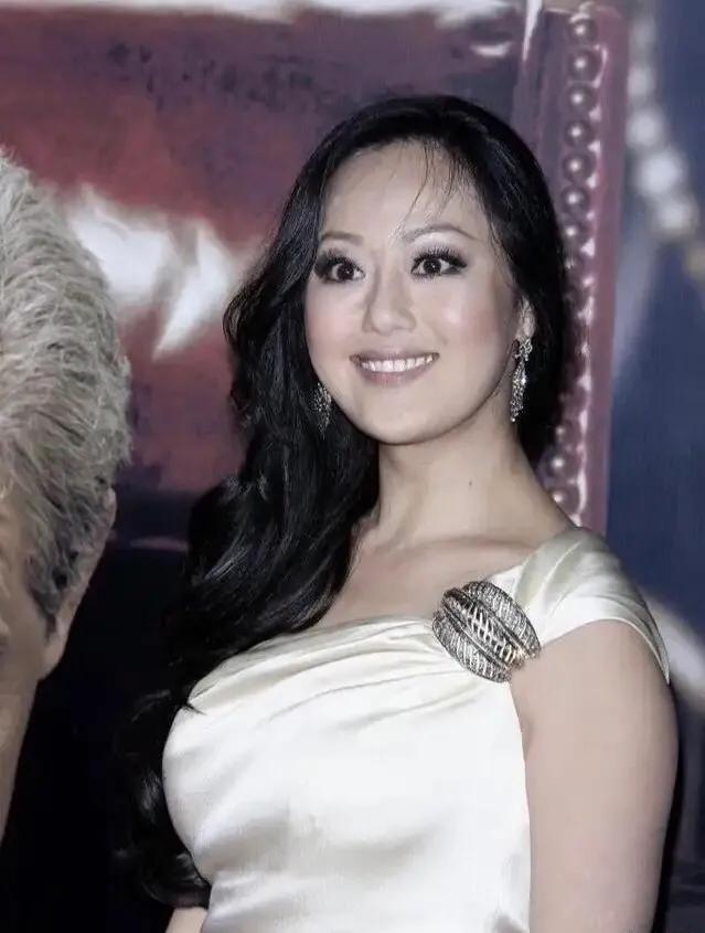 别看她现在已经人老珠黄了，年轻时可以轻轻松松的让两个男人为她付出亿万资产！