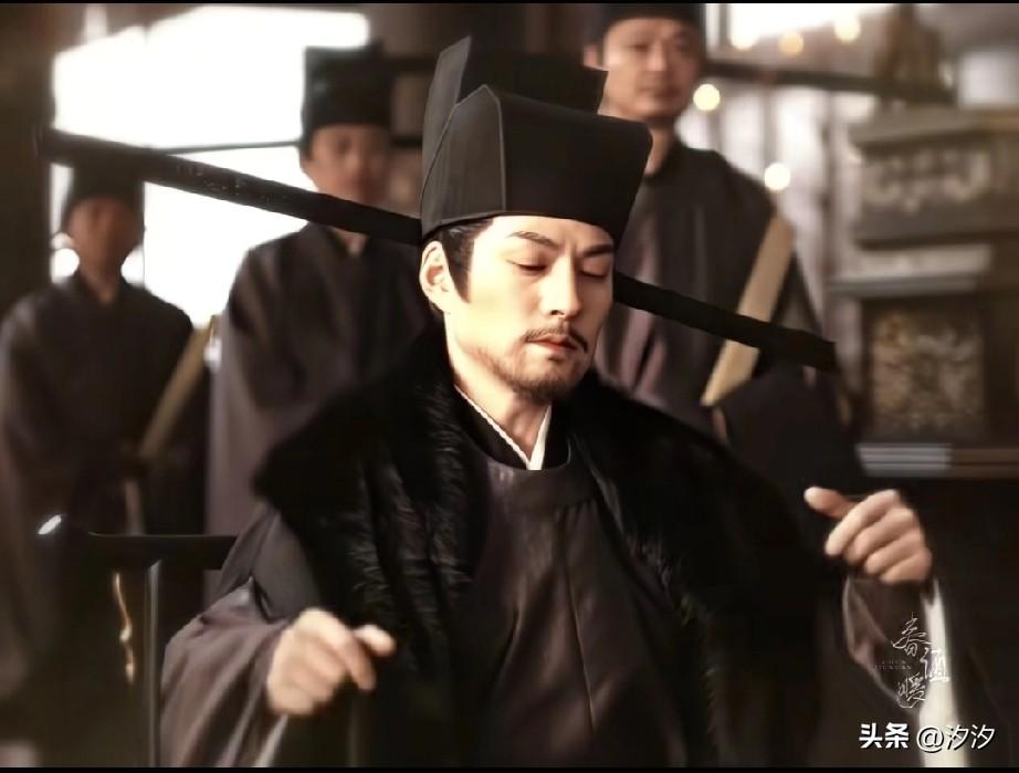 别看《逐玉》这部剧主演张凌赫是主角，
当严屹宽出现的时候，
我才知道这部剧还是有