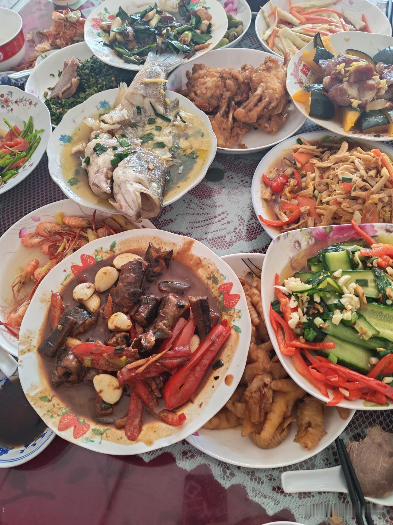 村上67岁的葛老三，经常在村广场上夸他的大女儿二女儿多么孝顺。

过年的时候，他