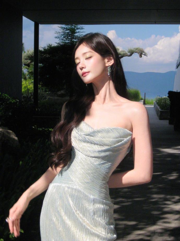 李一桐绿色眼影小青蛇李一桐解锁小青蛇妆容，清透淡绿眼影点缀双眼，淡淡的蛇塑感，妩