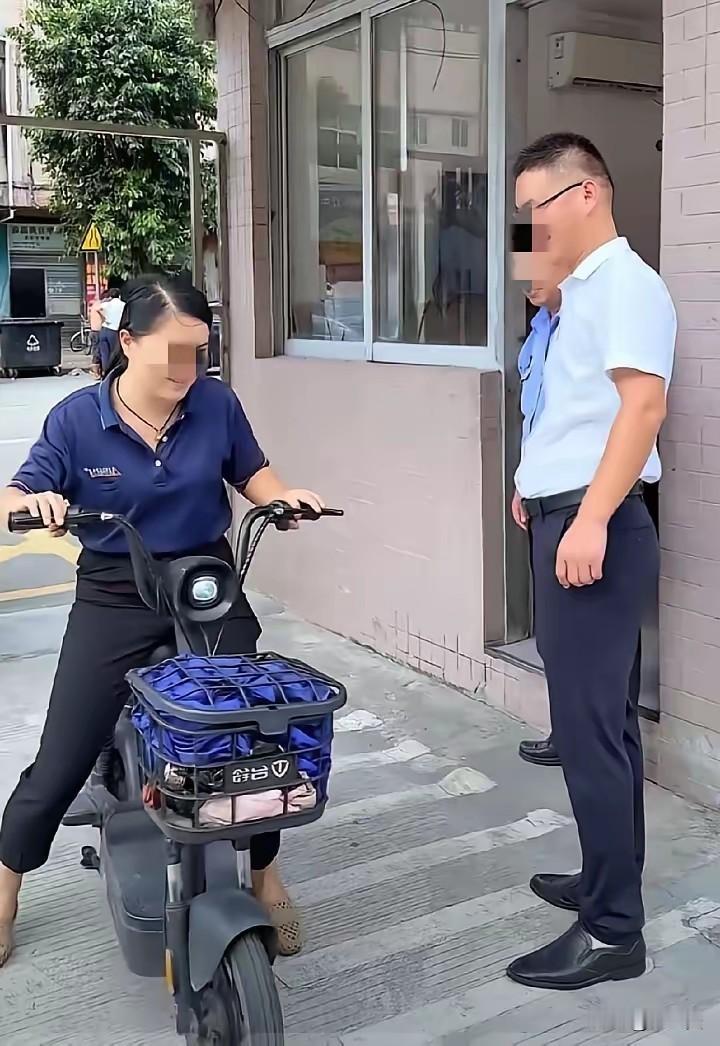 谁看了不羡慕!  一姑娘迟到快20分钟，撞见老板站在门卫室门口，非但没低着头挨训