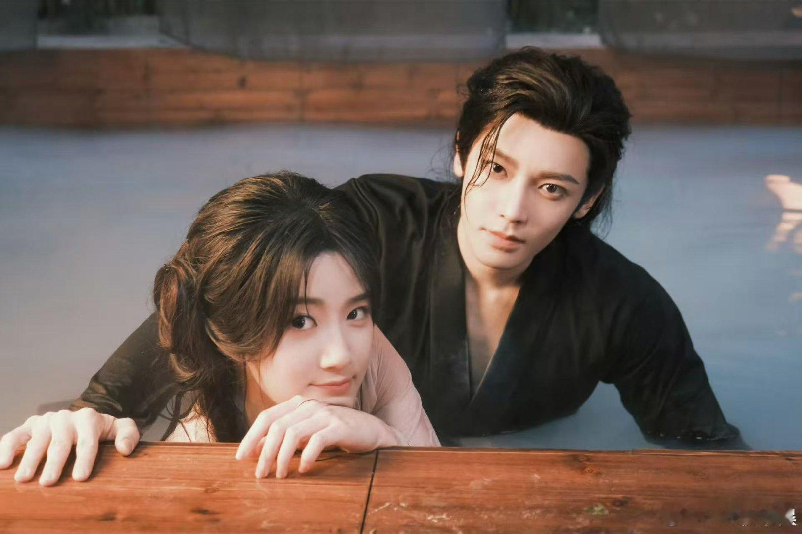 侯明昊卢昱晓晒浴池合照侯明昊卢昱晓浴池照侯明昊卢昱晓浴池照，好看， ​​​