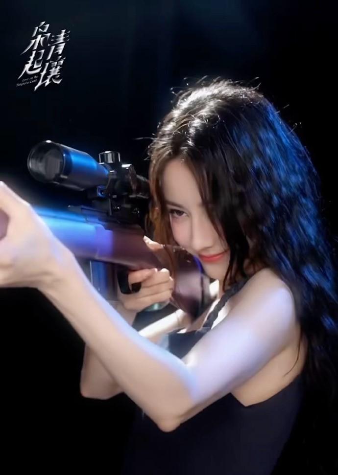 迪丽热巴“狙击”大片，美女姐姐，来狙我！
话说，《枭起青囊》什么时候可以抬上来！