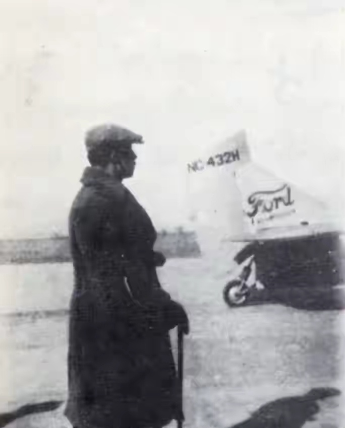1933年，张学良在北平机场的一张镜头，他驻足许久，心中五味杂陈 