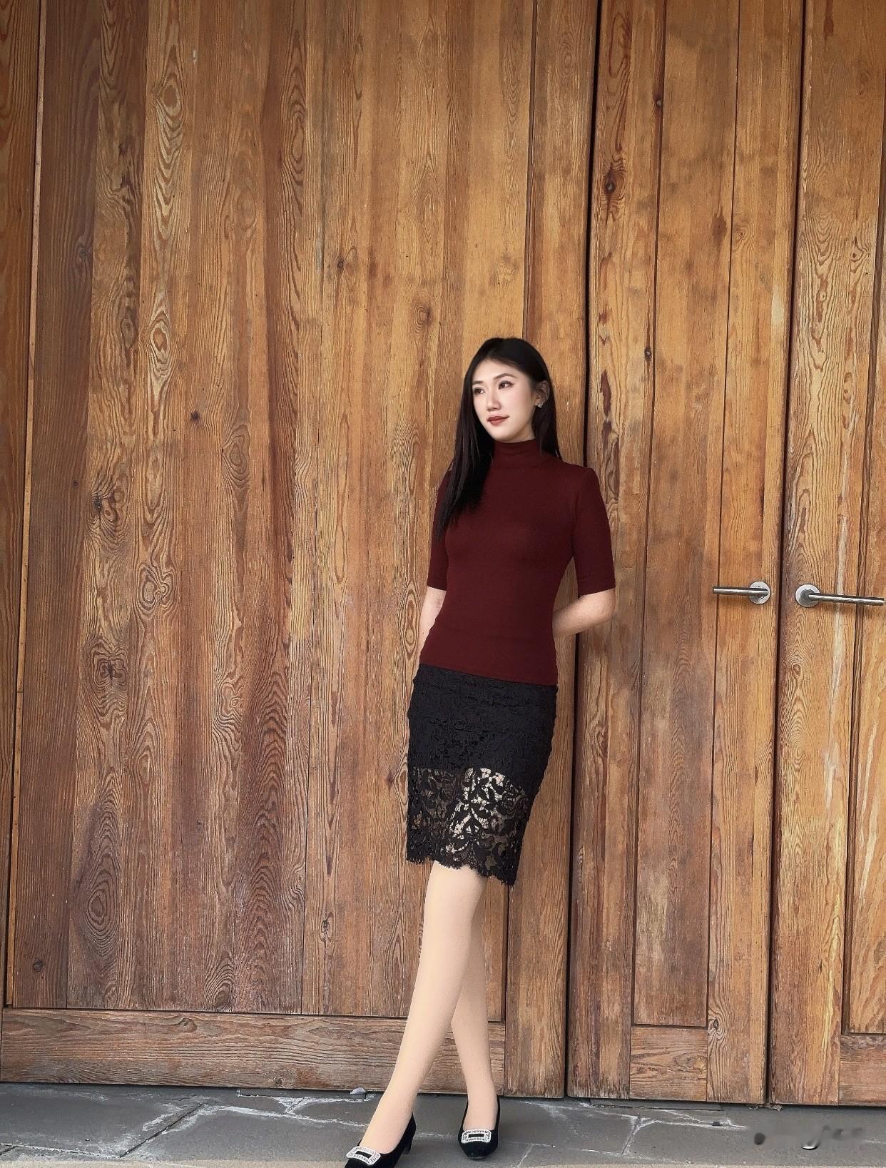 有哪些女生日常好看穿搭可以借鉴优雅气质穿搭，酒红色高领衫搭配黑色蕾丝裙，尽显女性