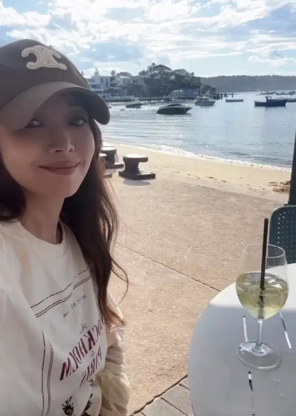 侯佩岑分享了她与丈夫带着两个儿子外出游玩的照片，一家四口一起旅游，其乐融融，十分