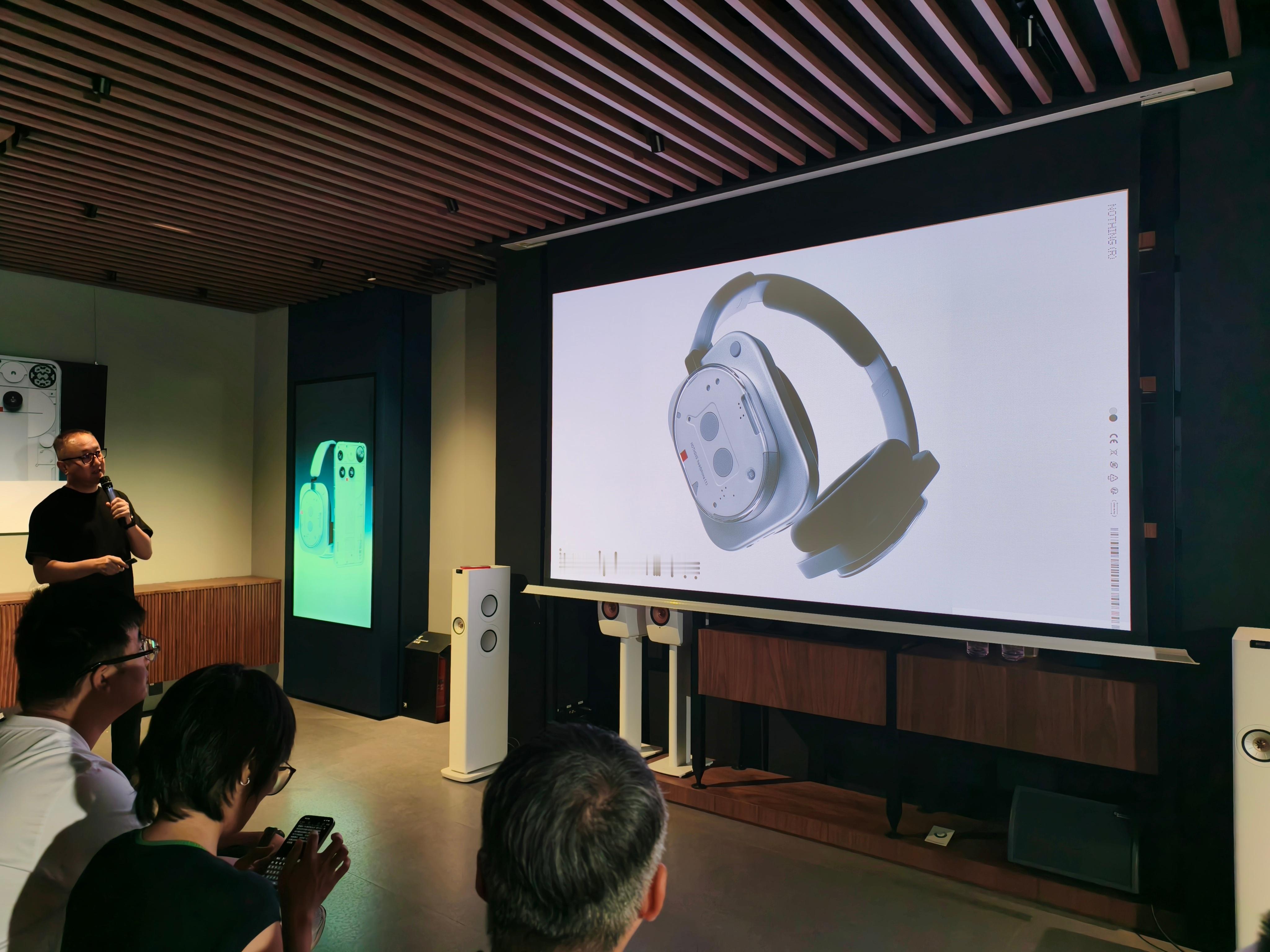 Headphone (1)才用了一个先锋又带点复古的设计，保留了大量实体交互设计