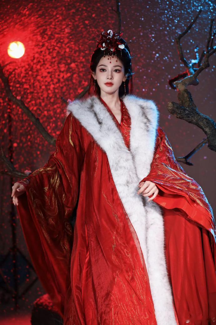 彭小苒事业心 从不会因为私人生活耽误工作进度，一直稳步输出作品，这份事业心真的值