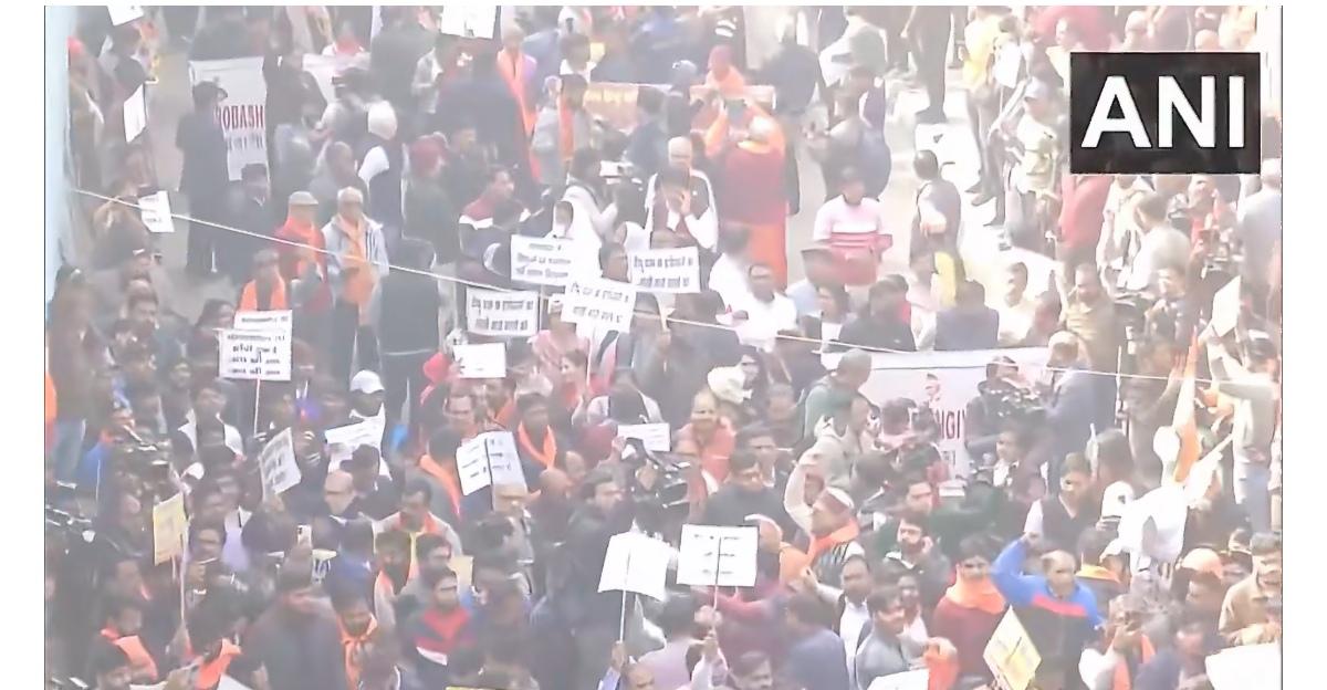 印度人聚集在位于德里的孟加拉国高级专员公署附近，抗议近期孟加拉的反印活动。