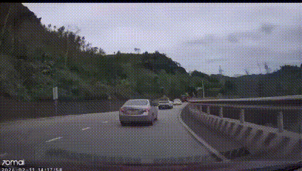 一个双向二车道，居然占用对象车道在转弯处超车，这种驾驶方式本身就是大忌，按照驾驶