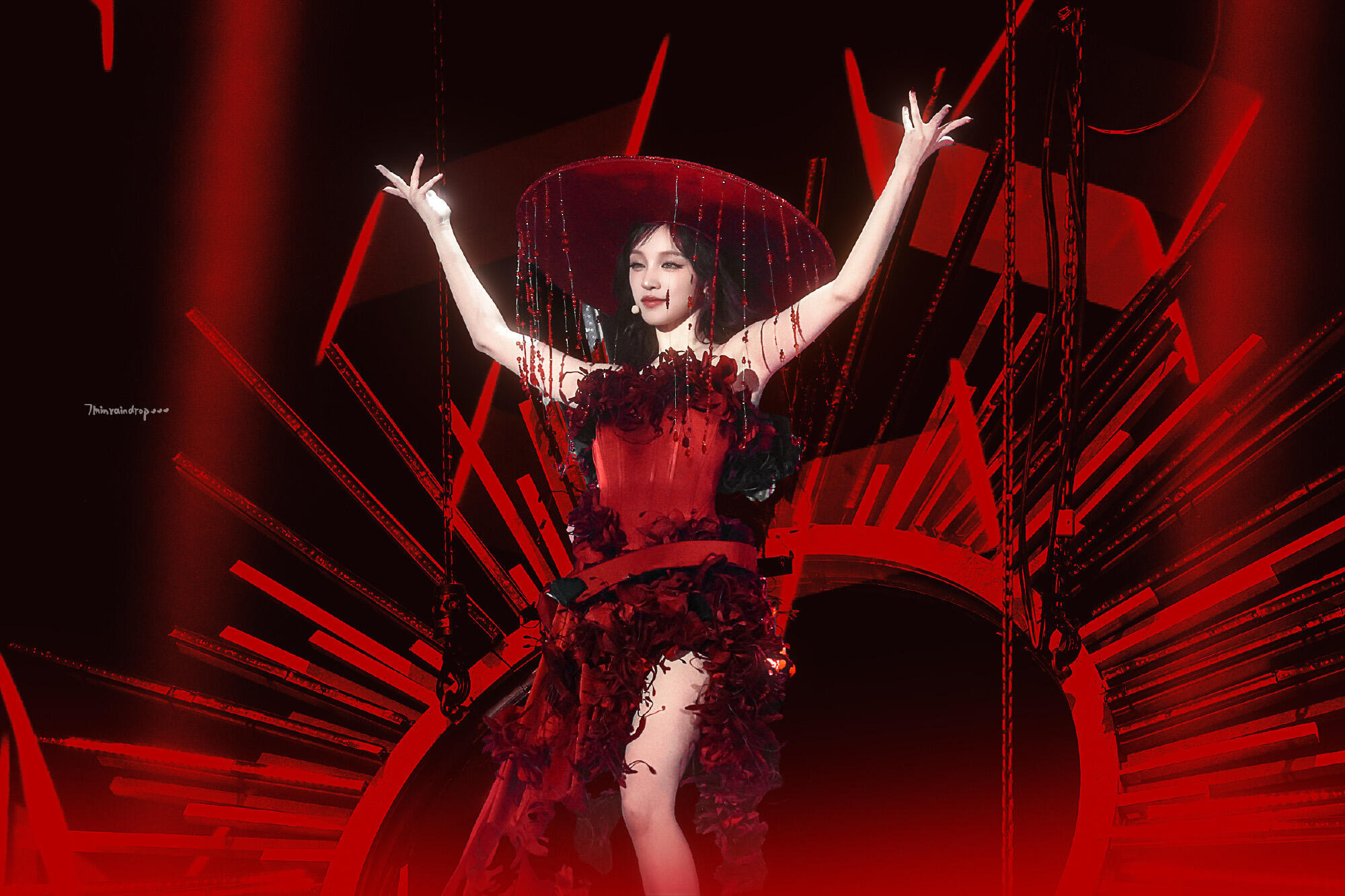 宋雨琦自己摘裙脱帽改装这场舞台上的雨琦美到让人心颤！美到我词穷！前后两种装扮都很