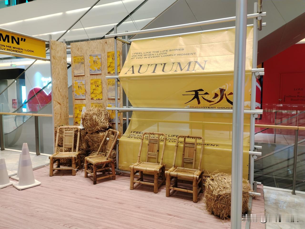 本来可以当公办老师的，后来去了企业上班，现在会后悔吗？我在小区亭子与几个老人聊天