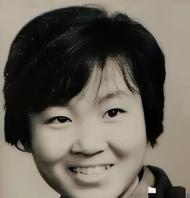 1974年，21岁女知青，夜间独自去厕所，却神秘失踪。连队将整座山都翻了遍，却依