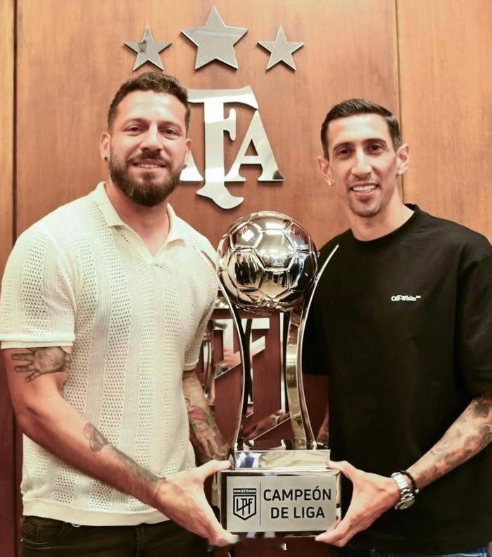 我们祝贺罗萨里奥中央俱乐部，特别是世界冠军安赫尔·迪马利亚，荣获 2025赛季阿