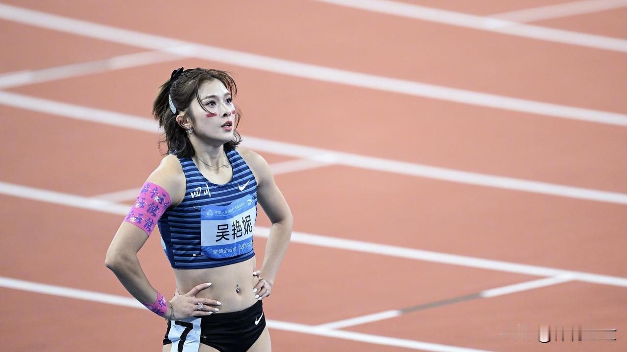 全运会女子100米栏比赛，吴艳妮摘银后崩溃大哭，网友却评她“半瓶开香槟”。对此，