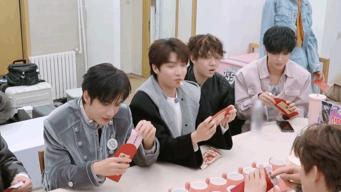 男生宿舍进霸总了宿舍CP这段的CP感不是故意的，是天然的。一群人围着马小宇搬床，