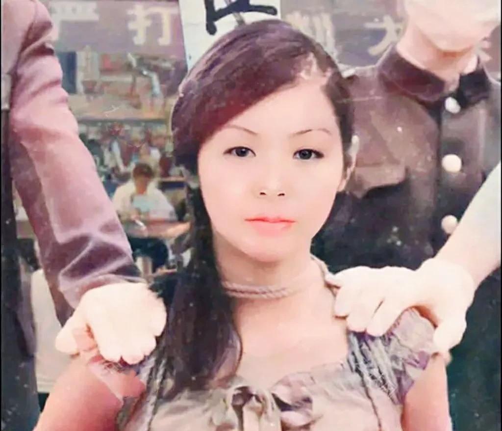 1983年，年仅25岁的“女流氓”翟曼霞跪在刑场等待被枪决，行刑前她突然对着天空