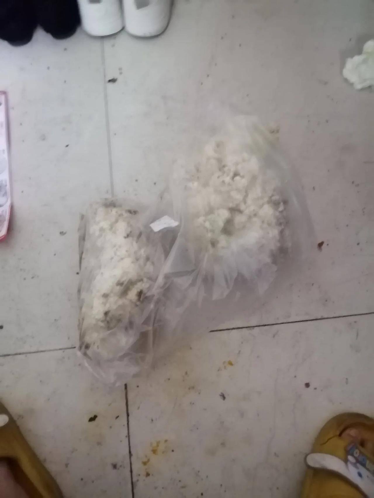 前两天买了一颗花菜，放得都发霉了，只能扔了。浪费了6块钱。天气热人又懒不想做饭。