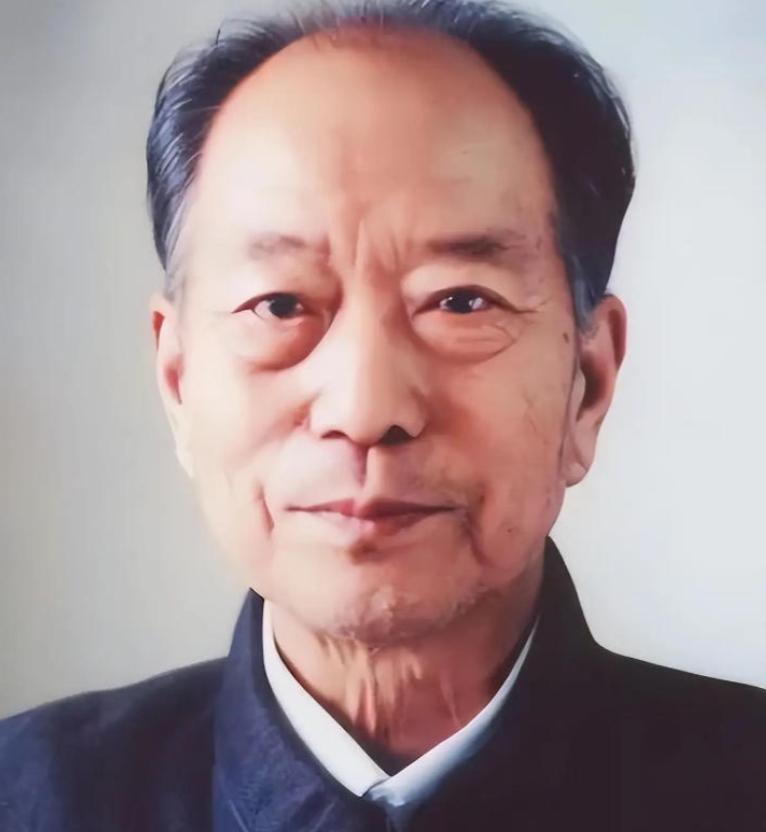 他判刑13年至死未平反，10万人送行墓前立百碑，百姓说不能忘了他。 
这是很多老